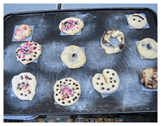 みんなのこねた生地をのせます